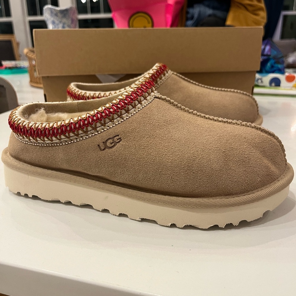 Ugg Tasman sand and cherry size 6
Brand new